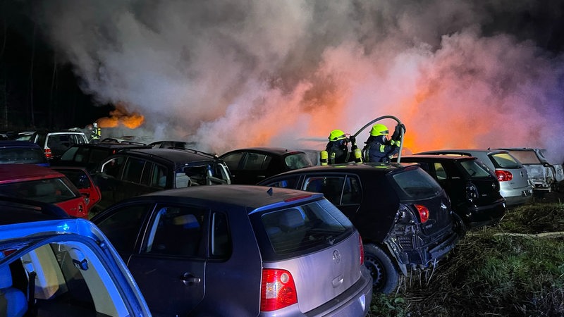 Feuer auf Rotenburger Schrottplatz zerstört 37 Autos 
