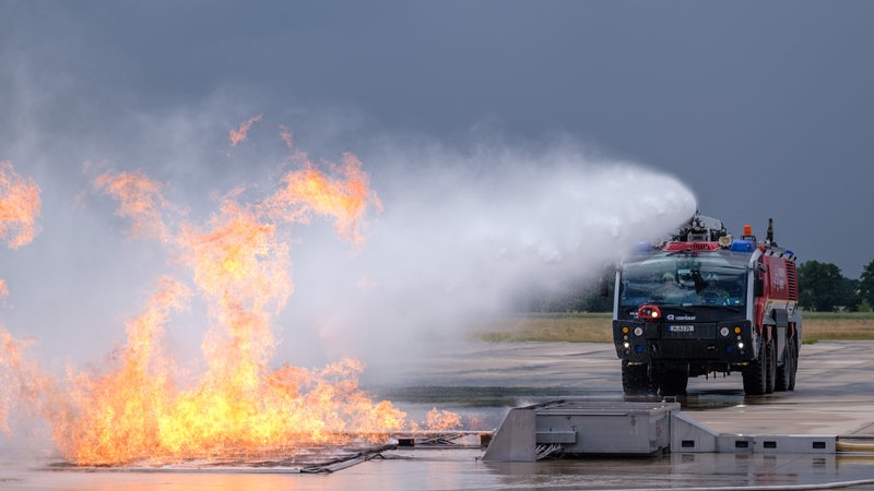 Ein Feuerwehr-Auto löscht einen Brand bei einer Feuerwehr-Übung