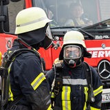 Zwei Feuerwehrmänner unter Atemschutz bei einem Feuer. 