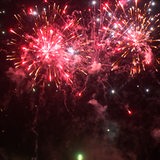 Rotes Feuerwerk in der Luft. 