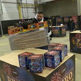 Ein Mann hält ein Paket mit Feuerwerk in der Hand.