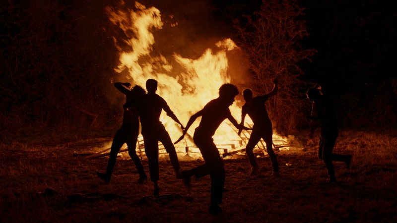 Szene aus dem Film "Kindling", Jugendliche tanzen um ein Lagerfeuer