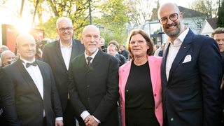 Matthias Greving, Leiter vom Bremer Filmfest, Andreas Bovenschulte, Bürgermeister von Bremen, Schauspieler John Malkovich, Kristina Vogt, Wirtschaftssenatorin, und Klaus Windheuser, Vorstandsmitglied der Sparkasse, bei der Verleihung des Bremer Filmpreis