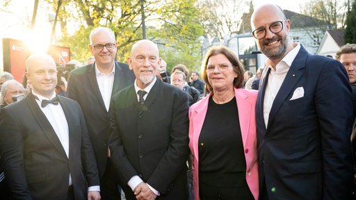 Matthias Greving, Leiter vom Bremer Filmfest, Andreas Bovenschulte, Bürgermeister von Bremen, Schauspieler John Malkovich, Kristina Vogt, Wirtschaftssenatorin, und Klaus Windheuser, Vorstandsmitglied der Sparkasse, bei der Verleihung des Bremer Filmpreis
