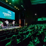 Volles Auditorium im Bremer Theater am Goetheplatz, auf der Bühne Sprecher und Filmfest-Leinwand
