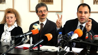 Die Mutter des Guantanamo-Insassen Murat Kurnaz, Rabiye Kurnaz (l-r), nimmt zusammen mit dem deutschen Anwalt ihres Sohnes, Bernhard Docke, und seinem Kollegen aus den USA, Baher Azmy, am Mittwoch (09.03.2005) in Bremen an einer Pressekonferenz teil.
