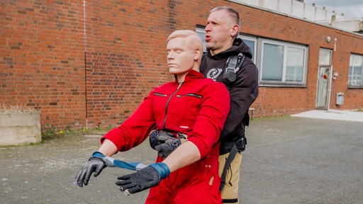 Eine Puppe wird bei der Firefighter Combat Challenge in Bremerhaven gerettet. 