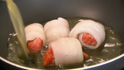 Fisch, der in einer Pfanne in Öl gebraten wird.