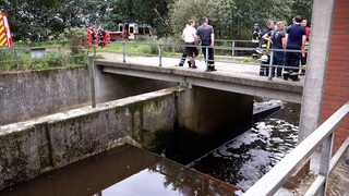 Auf dem Südarm der Wümme zwischen Fischerhude und Ottersberg stehen mehrere Feuerwehrmänner vor einem Geländer beisammen.