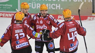 Eishockey-Spieler der Fischtown Pinguins jubeln über ein Tor