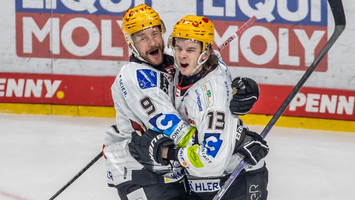 Ziga Jeglic von Pinguins Bremerhaven jubelt nach seinem Treffer zum 1:0 mit Teamkollege Jan Urbas