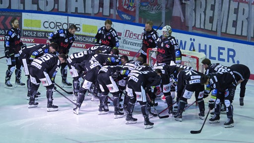 Die Spieler der Fischtown Pinguins bilden einen Kreis vor dem Spielbeginn.