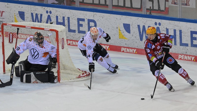 Pinguins-Stürmer Ziga Jeglic kurvt mit dem Puck am Schläger auf das Wolfsburger Tor zu.