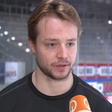 Pinguins-Spieler Markus Vikingstad spricht während eines Interviews in ein Mikrofon.