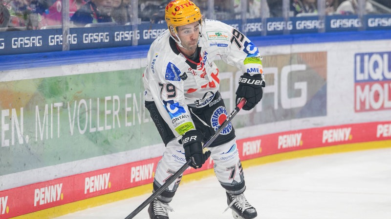 Eishockey-Spieler Colt Conrad von den Fischtown Pinguins Bremerhaven spielt den Puck
