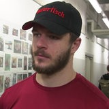 Pinguins-Verteidiger Lukas Källble gibt buten un binnen ein Interview.