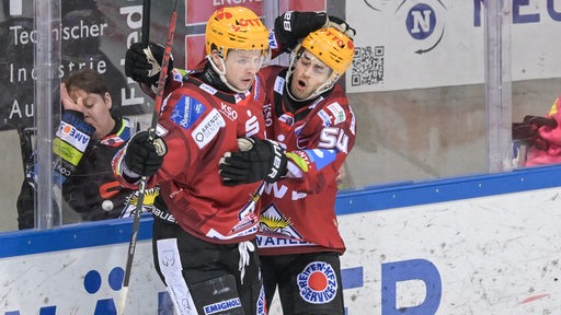 Pinguins-Spieler Felix Scheel gratuliert seinem Mitspieler Markus Vikingstad zu einem Treffer.
