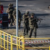 Soldaten des Heimatschutzes sichern beim Pressetag anlässlich der Bundeswehr-Übung "Fishtown Guard 2024" in Bremerhaven bei einer simulierten feindlichen Attacke