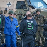 Soldaten des Heimatschutzes sichern beim Pressetag anlässlich der Bundeswehr-Übung "Fishtown Guard 2024" in Bremerhaven bei einer simulierten feindlichen Attacke
