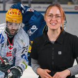 Moderatorin Mirjam Benecke steht vor einem Foto der Fishtown-Pinguins.