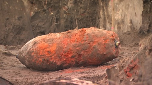 Eine ausgegrabene alte Bombe aus dem Zweiten Weltkrieg 