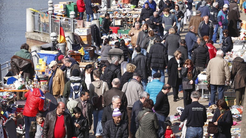 Menschen laufen über den Bremer Flohmarkt an der Schlachte