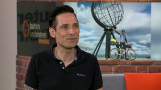 Der Radfahrer Florian Schigelski im Studio von buten un binnen.