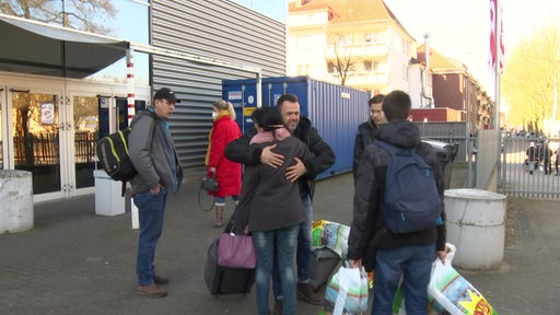 Ukrainische Fluechtlinge mit Koffern werden in Bremen empfangen.
