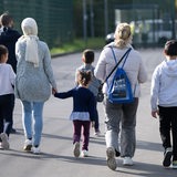 Eine Familie auf dem Weg in eine Erstaufnahmeeinrichtung