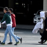 Syrische Flüchtlinge gehen in Hannover mit Gepäck zu einem Bus. (Archivbild)