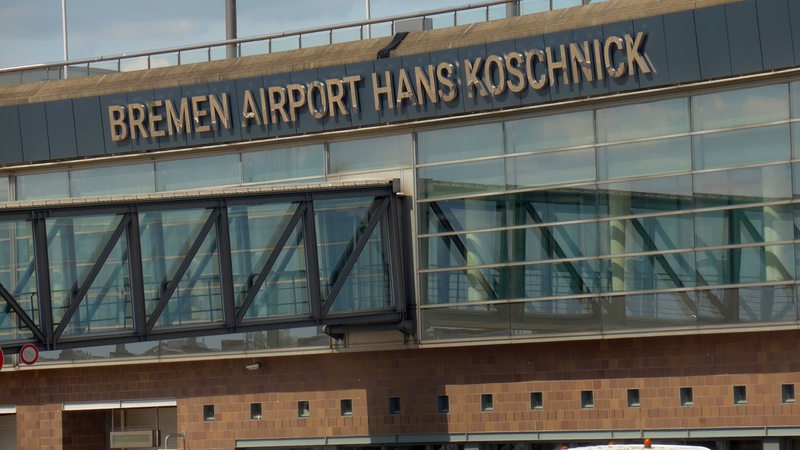 Blick aus einem Flugzeugfenster auf das Abflugterminal am Bremer Flughafen (offizieller Name: Bremen Airport Hans Koschnick). 