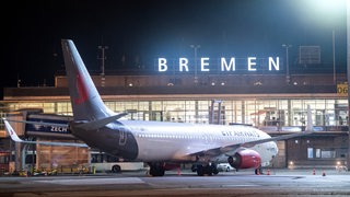 Ein Flughafen steht im Dunkeln auf dem Bremer Flughafen.