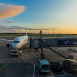 Am Bremer Flughafen wird ein Flugzeug beladen.