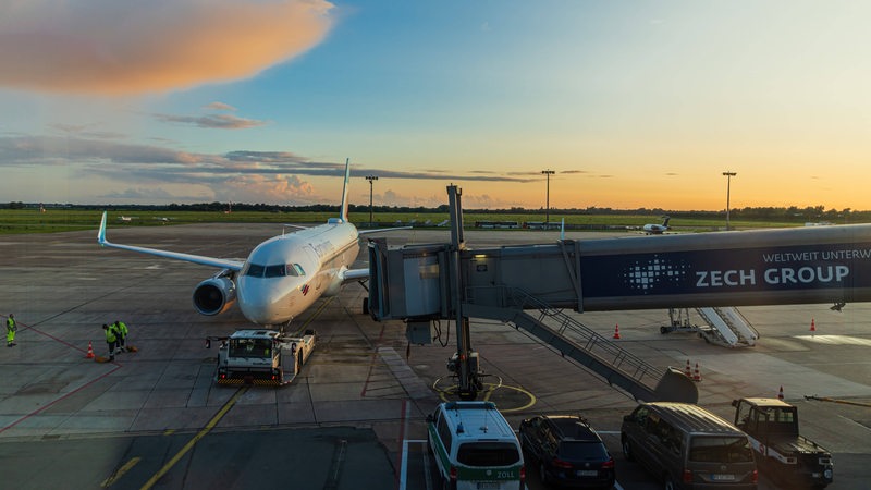 Am Bremer Flughafen wird ein Flugzeug beladen.
