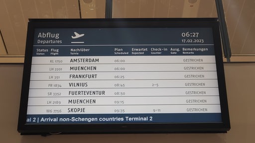 Eine Anzeigetafel am Bremer Flughafen zeigt an, dass alle Flüge gestrichen sind.