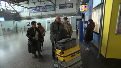Angehörige der Familie Cemali angekommen im Flughafen Bremen.