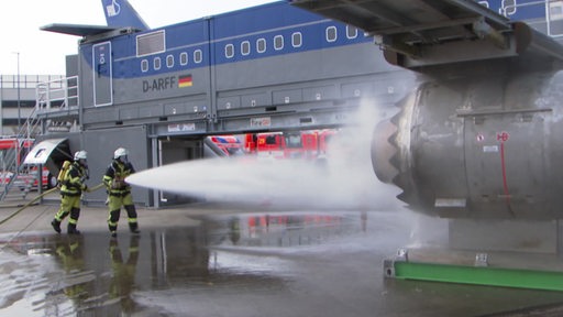 Übungseinsatz der Bremer Flughafen-Feuerwehr an einem Boing-737-Nachbau.