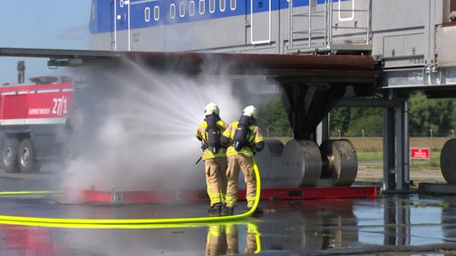 Die Flughafenfeuerwehr Bremen trainiert das Löschen eines Brandes an einer Simulationsanlage.