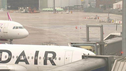 Zwei Flugzeuge auf dem Bremer Flughafen.