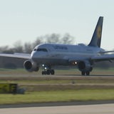 Zu sehen ist ein Lufthansa Flugzeug beim Landen.
