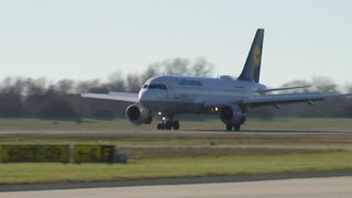 Zu sehen ist ein Lufthansa Flugzeug beim Landen.