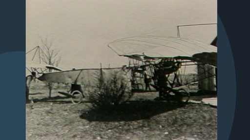 Ein altes Flugzeug, in schwarz-weiß.