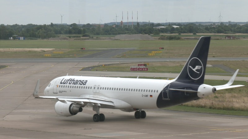 Ein Lufthansa Flugzeug rollt auf der Landebahn.