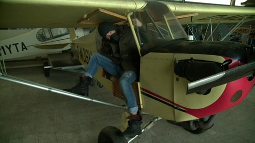 Reporter Freddy Radeke klettert aus einem kleinen Sportflugzeug.