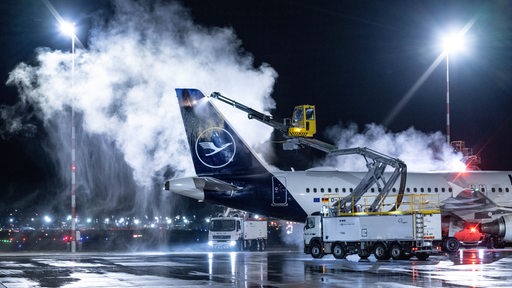 Eine Passagiermaschine der Lufthansa wird vor ihrem Start auf dem Flughafen in Frankfurt am Main enteist.