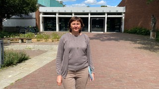 Eine Frau steht vor dem Eingang des Focke-Museums in Bremen