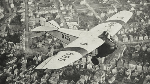 Das Focke-Wulf Flugzeug A16 bei einem Flug über Bremen.