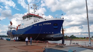 Der neue Forschungskutter Uthörn wird zu Wasser gelassen.