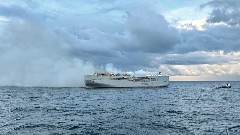 Der brennende Frachter "Fremantle Highway" vor Ameland auf der Nordsee