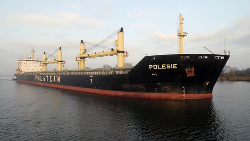 Ein langes Containerschiff namens "Polesie" auf See nach Helgoland. 